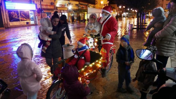 ИЗ ЛАПОНИЈЕ СТИГАО У НЕГОТИН: Деда Мраз на бициклу дели поклоне (ФОТО)