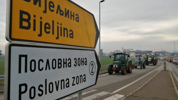 ТРАКТОРИМА КРЕНУЛИ И ПРЕМА РАЧИ: Пољопривредници блокирали царински терминал у Градишци