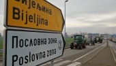 TRAKTORIMA KRENULI I PREMA RAČI: Poljoprivrednici blokirali carinski terminal u Gradišci