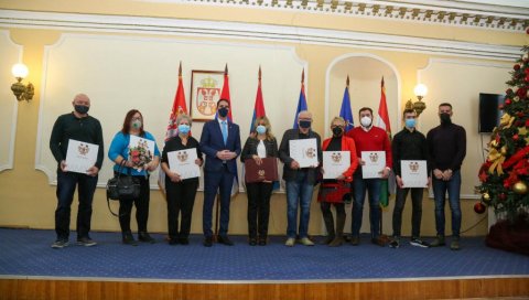 КИКИНДА ОБЕЛЕЖАВА ДАН ГРАДА: Уручена највиша градска признања, а центар вечерас у наранџастом