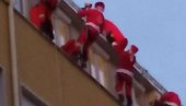 NOVOGODIŠNJA ČAROLIJA U TIRŠOVOJ: Dirljiva scena, na zgradi bolnice poleteli Deda Mrazovi (FOTO/VIDEO)