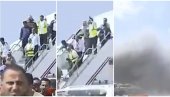 MINISTRI IZLAZILI IZ AVIONA, AERODROM ODLETEO U VAZDUH: Jezivi snimak trenutka eksplozije u Jemenu (VIDEO)
