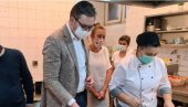 VUČIĆ ZASUKAO RUKAVE U KUHINJI: Predsednik pomaže u kuvanju srpskih specijaliteta, evo šta je na meniju (FOTO)