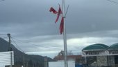 ДУЖЕ ОД МЕСЕЦ ДАНА: Вијоре се албанске заставе у Владимирским Крутама – надлежни не реагују, грађани негодују
