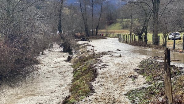 ОДСЕЧЕНО НЕКОЛИКО СЕЛА: Поплаве у Пријепољском крају, река Слатина прекинула пут