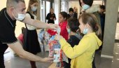 ОБРАДОВАЛИ МАЛИШАНЕ: У Угљевику подељени новогодишњи пакетићи за децу из социјално угрожених породица