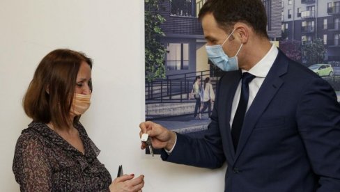 MINISTAR MALI URUČIO KLJUČEVE: Porodica Nešić ušla u stan dobijen u nagradnoj igri Uzmi račun i pobedi 2020 (FOTO)