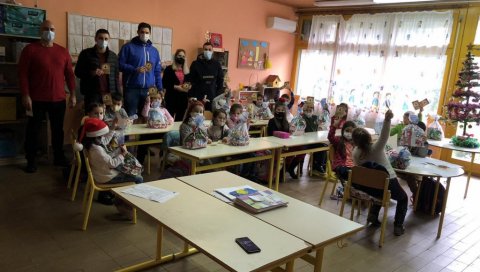 ВЕРОМ И ХУМАНОШЋУ ДО 250 ДЕЧИЈИХ ОСМЕХА: Подељени новогодишњи пакетићи  малишанима у тиватским основним школама