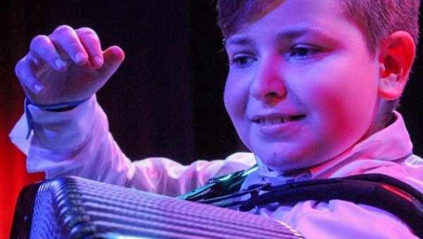 ОГРОМАН УСПЕХ МЛАДОХ ВИРТУОЗА: Дечак из Бијељине међу пет најбољих хармоникаша на свету
