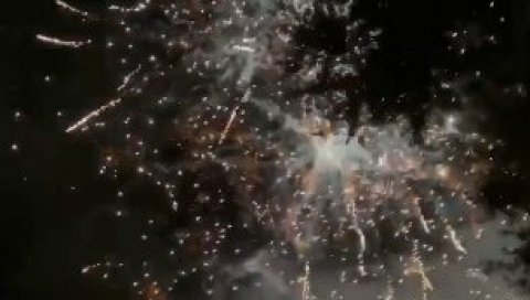 ЗАСЕНИЛИ СВЕ: Уз импозантан ватромет Софија и Лука ушли у Нову годину (Видео)