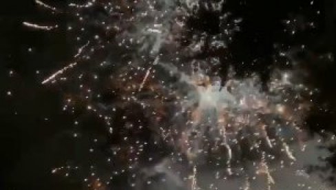 ZASENILI SVE: Uz impozantan vatromet Sofija i Luka ušli u Novu godinu (Video)