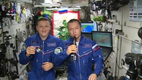 ЗАЈЕДНО ЋЕМО ПОБЕДИТИ: Погледајте новогодишњу честитку руских космонаута право из свемира (ВИДЕО)