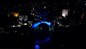 PLAVO U ZNAK ŽALOSTI: Stari mostarski most osvetljen u čast tragično stradalih u Posušju (VIDEO)