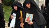 НИСМО САМЕ, СА НАМА ЈЕ БОГ! Две монахиње у Црној Гори снегом одсечене од света - на зле услове навикле, за Бадњи дан иду пешака у ходочашће