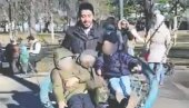 IGRE U PARKU: Tomislav Momirović uživao sa decom za praznik