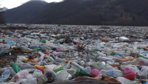 НАБУЈАЛИ ЛИМ ДОНЕО СМЕЋЕ, РУЖНЕ СЛИКЕ ОБИЛАЗЕ СРБИЈУ: Потпећким језером поново плута на стотине кубика разног отпада (ФОТО/ВИДЕО)