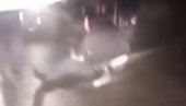 (UZNEMIRUJUĆI VIDEO) HOROR U BIHAĆU: Migranti izboli čoveka i ostavili ga da iskrvari na ulici!