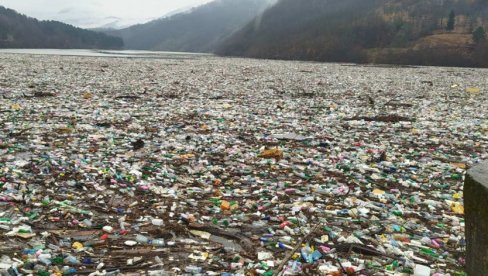 TRI DRŽAVE DA ČISTE DEPONIJU USRED LIMA: Potpećkim jezerom plutaju stotine kubika smeća, ugrožena i proizvodnja struje
