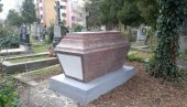РЕПЛИКА САРКОФАГА НА ВЕЧНОЈ КУЋИ РОЗЕНШИЛДА: На Успенско гробље у Новом Саду враћено обележје гроба руског царског официра Тевтонског реда