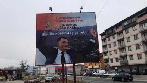 OZDRAVI DA IDEMO PUTEM POBEDE:  Bilbord podrške Dodiku i u Vojkovićima