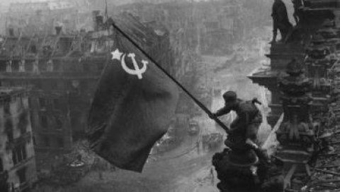 НЕМАЧКА У СВОМ СТИЛУ: На Дан победе у Берлину приведено 47 људи код споменика совјскетским војницима