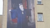 VELIKI SI ĐEDO: Nikšićani slave mural sa likom Amfilohija (VIDEO)