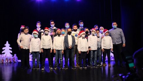 USPEŠNI I PORED KORONE: Božićni koncert učenika Muzičke škole „Kornelije Stanković“ u Bijeljini (FOTO)