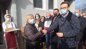 SRBI NA KIM DOBILI NOVI KROV NAD GLAVOM: Petar Petković podelio ključeve 36 stanova u Kosovskoj Mitrovici