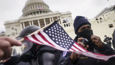 УВЕДЕН ПОЛИЦИЈСКИ ЧАС У ВАШИНГТОНУ: Демонстранти и даље надиру у Капитол (ФОТО)