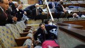 СЛИКЕ УЖАСА ОБИЛАЗЕ СВЕТ:  Политичари у Капитол Хилу се од демонстраната крију испод клупа (ФОТО)