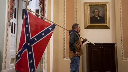 HAPŠENJA U AMERICI: Otac i sin optuženi zbog zastave Konfederacije na Kapitolu (FOTO)