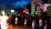 ZASTAVE SE VIJORE, ODJEKUJE MARŠ NA DRINU: Ovako je izgledalo paljenje badnjaka u Surdulici i Bujanovcu (FOTO/VIDEO)