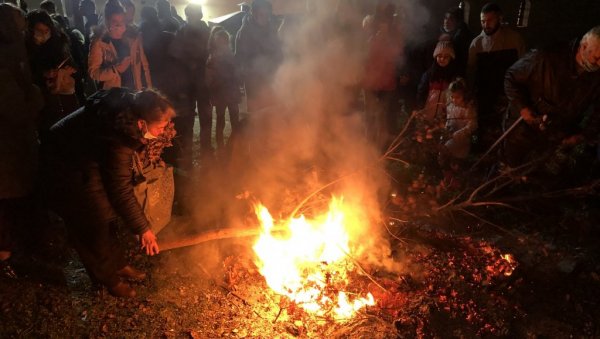 БАДЊАК УЗ ПРЕВЕНТИВУ: У Пироту организовано паљење бадњака