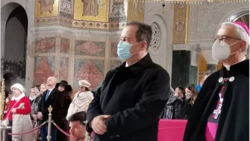 DAČIĆ PRISUSTVUJE BOŽIĆNOJ LITURGIJI: Predsednik Skupštine Srbije u najvećem pravoslavnom hramu