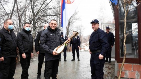 VULIN ČESTITAO PRAZNIK IZ KOPNENE ZONE BEZBEDNOSTI: Pripadnici policije ministru poklonili gusle (FOTO)