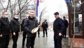 VULIN ČESTITAO PRAZNIK IZ KOPNENE ZONE BEZBEDNOSTI: Pripadnici policije ministru poklonili gusle (FOTO)