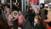 BOŽIĆNO KOLO U CENTRU BEOGRADA: Sjajna scena u prestonici, u novu godinu uz trubače (VIDEO)