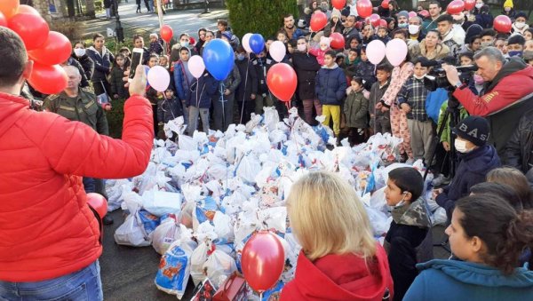 БОЖИЋНА ЧАРОЛИЈА У ПОЖАРЕВЦУ: Малишанима подељено више од 300 пакетића, караван предводио Деда мраз