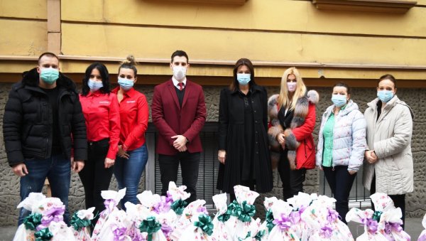 БОЖИЋНА РАДОСТ ЗА МАЛЕ ХЕРОЈЕ - Министарка Вујовић и Меридиан уручили пакетиће за децу са онкологије