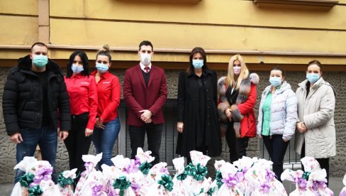 BOŽIĆNA RADOST ZA MALE HEROJE - Ministarka Vujović i Meridian uručili paketiće za decu sa onkologije