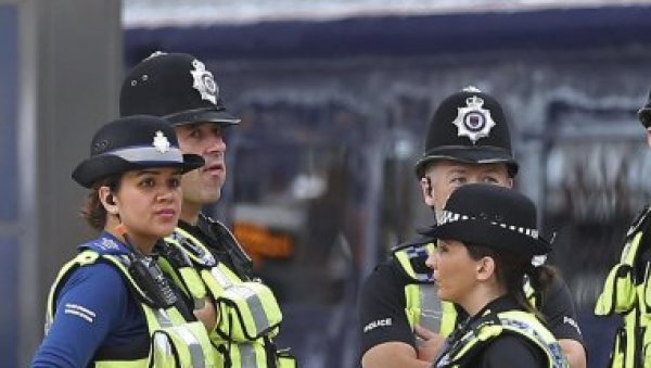 УПОРЕЂИВАЛИ ВАКЦИНАЦИЈУ СА ХОЛОКАУСТОМ: Британска полиција ухапсила двојицу мушкараца