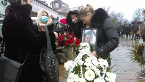 TUGA U NIŠU: Sahranjen mali Andrej (12) kog je audi pokosio na trotoaru (FOTO)