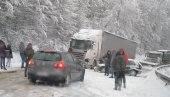ZAVEJANI KAMIONI PREMA ZLATIBORU: Kilometarska kolona vozila zbog saobraćajke kod Borove glave, sneg ne prestaje da pada (FOTO)