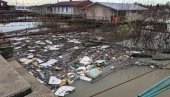 PONOVO ISPLIVAO NEMAR: Priobalje Savskog keja zatrpano smećem, inspekcija traži vlasnike splavova