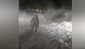 ДРАМА У РУСИЈИ: Лавина код Норилска, снег затрпао пет кућа, заробљено и двоје деце, мећава отежава потрагу (ВИДЕО)