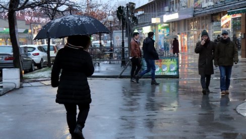 МРАК У СРЕД БЕЛА ДАНА: Црни облаци над Београдом - почео пљусак - ево када би требало да престане