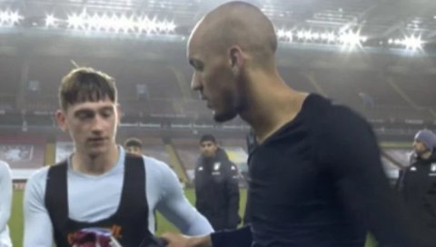 НЕСВАКИДАШЊА СИТУАЦИЈА: Фудбалер Астон Виле разменио дрес са звездом Ливерпула, па му је потом тражио дрес назад! (ВИДЕО)