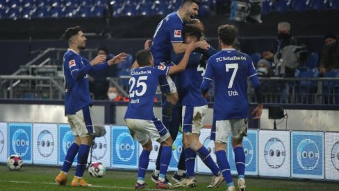 VELIKAN JE PONOVO NA NAJVEĆOJ SCENI: Jarčevi prva prepreka za Šalke po povratku u Bundesligu