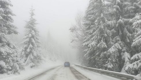 SNEGA IMA NA KOLOVOZU VOZITE OPREZNO: Putevi Srbije - Nikako bez zimske opreme i lanaca na put