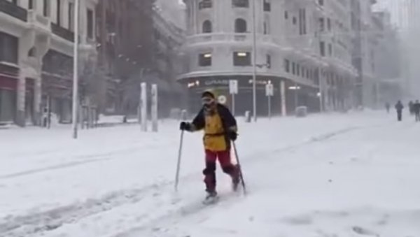 ГРУДВАЊЕ, САНКАЊЕ, СКИЈАЊЕ, СКУЛПТУРЕ ОД СНЕГА: Овако су грађани Мадрида доживели снег после много година